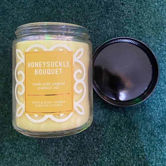 NWT Bath and Body Works Honeysuckle Candle